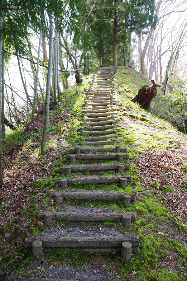 入口は急な石段なので足元に注意してください。